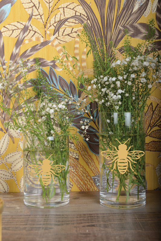 Kleine glazen vaas met bijendesign in geel en goud, afmetingen 10x10x22 cm.