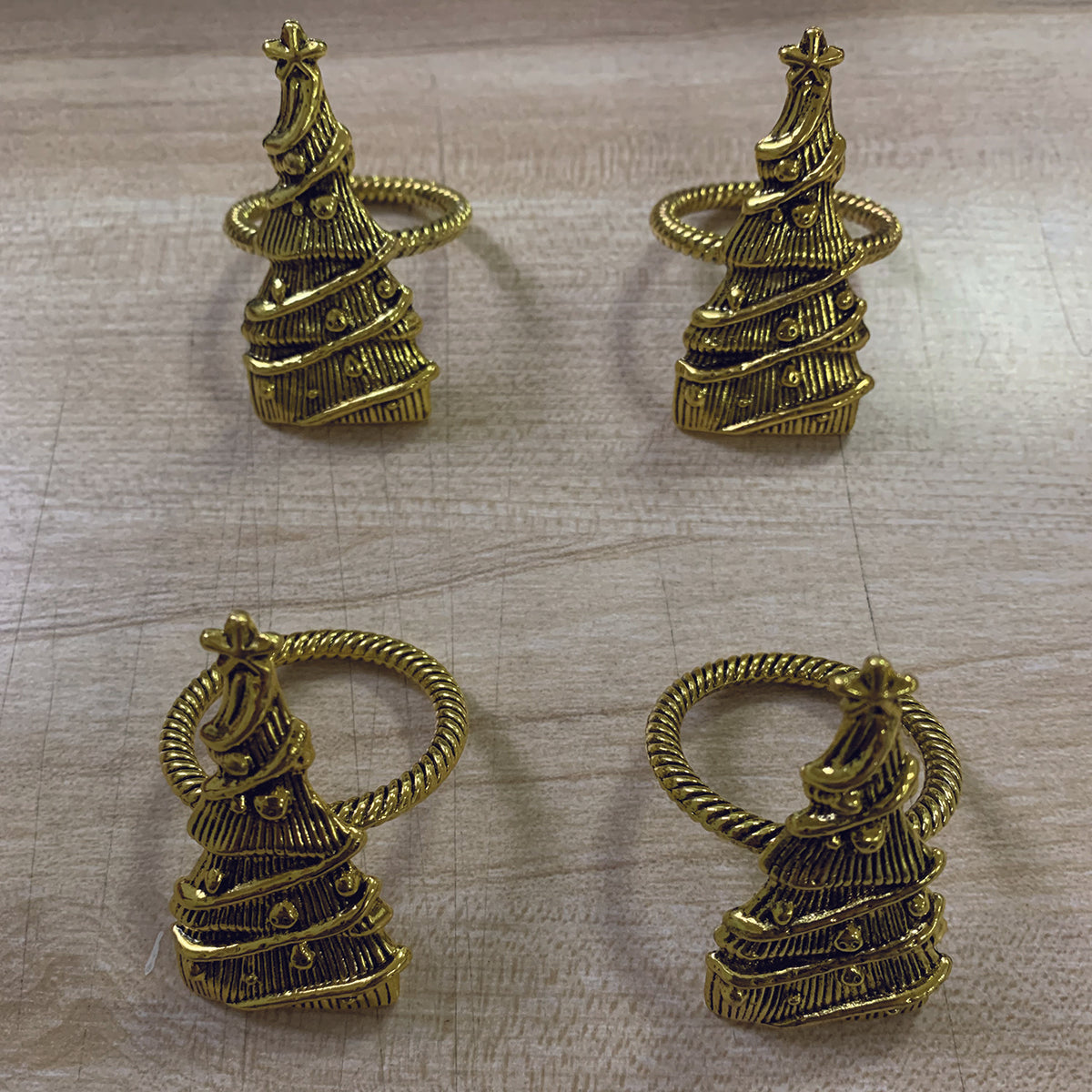 Set van 4 vergulde kerstboom servetringen voor een chique en feestelijke tafelsetting.