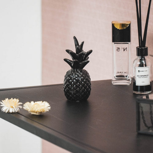 Zwarte keramische ananas van Housevitamin, perfect voor moderne interieurs, formaat 5x5x11 cm.