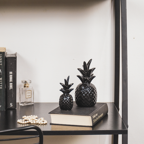 Zwarte keramische ananas van Housevitamin, perfect voor moderne interieurs, formaat 5x5x11 cm.