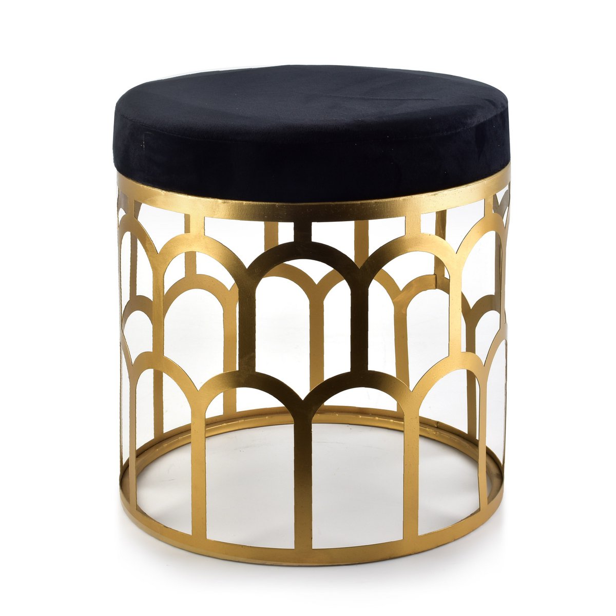 Zwarte poef op gouden standaard, modern design, veelzijdig inzetbaar als bijzettafeltje of zitplaats.