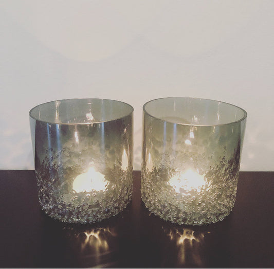 Waxinelichthouder van Clayre & Eef in blauw gerookt glas, 10x10 cm, passend bij interieurtrends 2024.