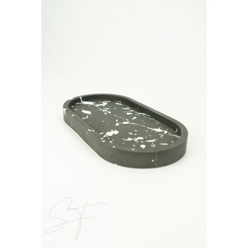 Oval Tray New York van Studio Sixty Four in zwart-witte marmerlook, ideaal voor opbergen van sieraden en sleutels.