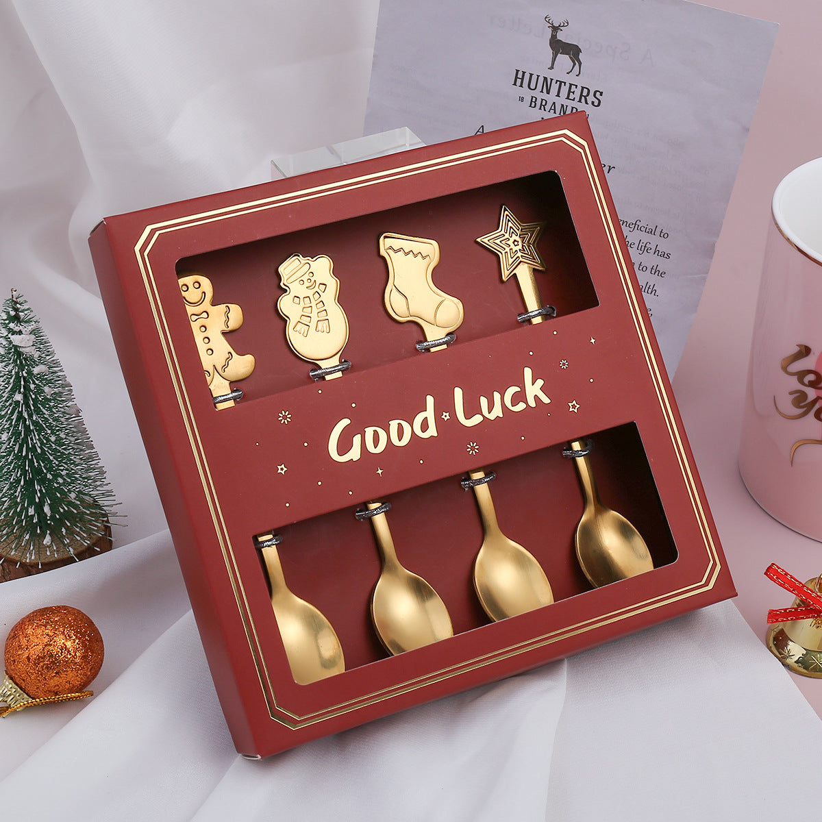 Set van 4 gouden kerstlepels van Aulica, perfect voor kerstdesserts en toetjes.