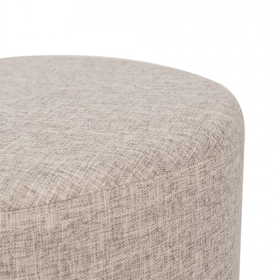 Ronde beige poef met metalen poten, ideaal als voetenbankje, bijzettafel of decoratief element in woonkamer of slaapkamer.