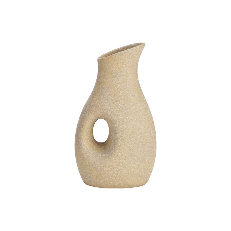 Beige keramische vaas met zandafwerking en organische vorm in Japandi-stijl.