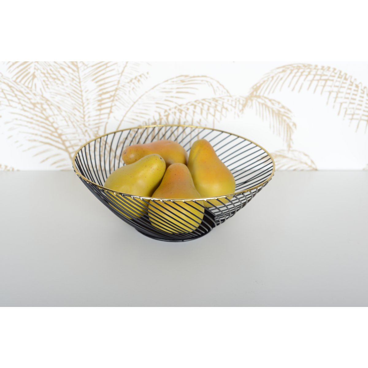 Zwarte draadmand met gouden rand van Aulica, geschikt voor fruit of brood.