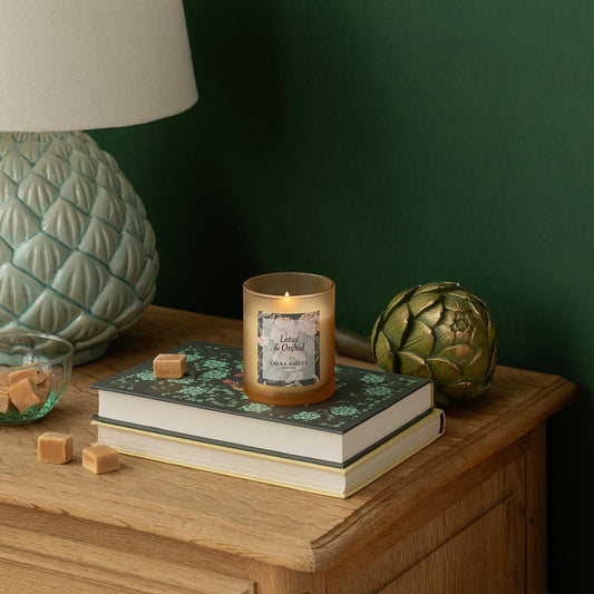 Laura Ashley geurkaars Lotus & Orchid – oranje geurkaars met luxe bloemige geur voor een sfeervol interieur.