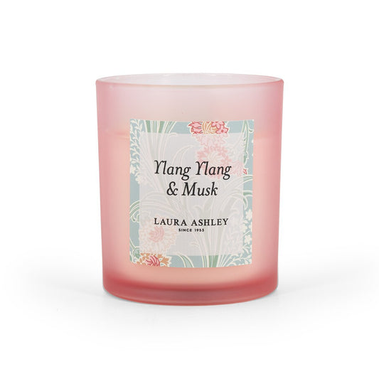 Laura Ashley geurkaars Ylang Ylang & Musk – roze luxe sfeerkaars met romantische geur.