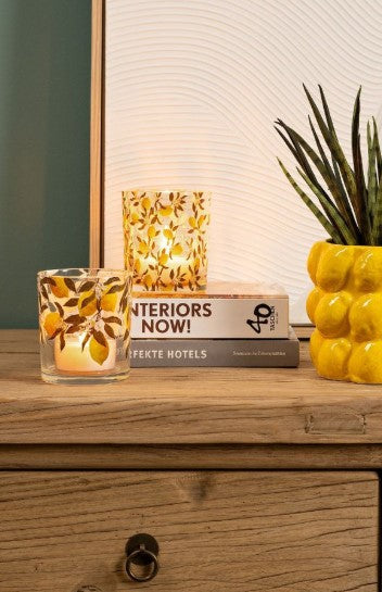 Set van 2 glazen theelichthouders met citroenen en bloesem – sfeervolle decoratie voor binnen en buiten.