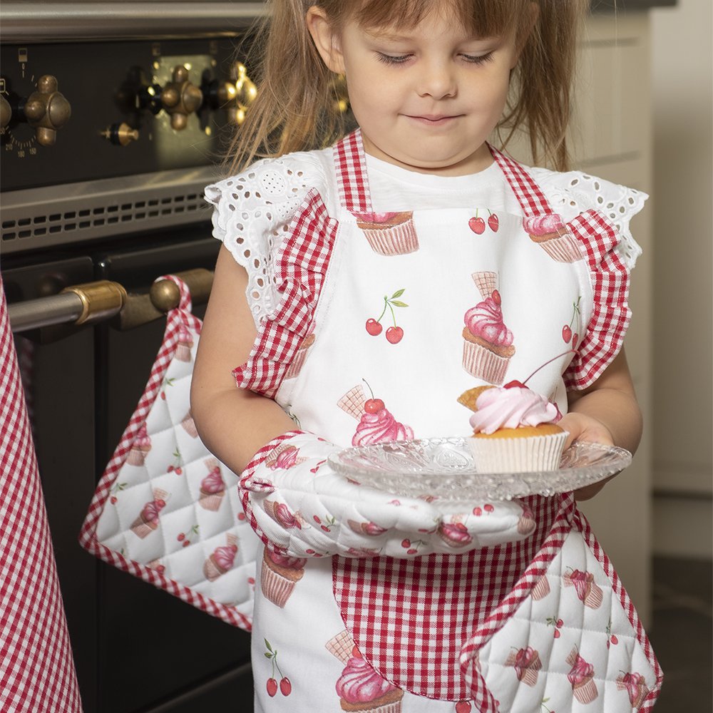 Clayre & Eef kinderkeukenschort met kersen en cupcakes, katoenen schort in landelijke stijl, wit en roze, ideaal voor bakken met kinderen.