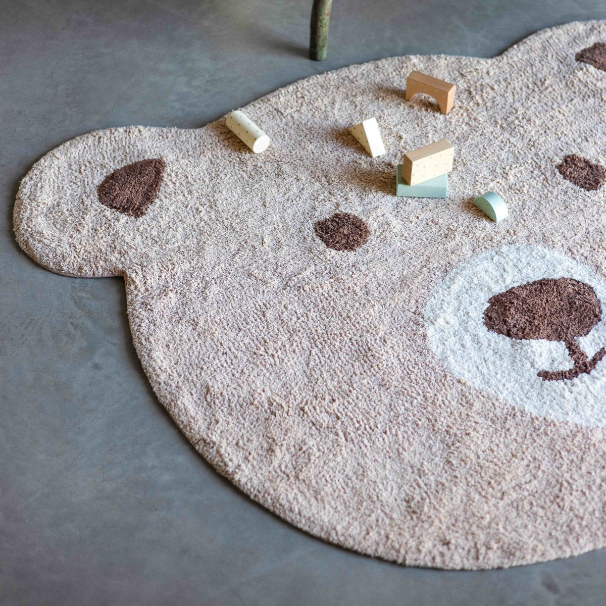 Vloerkleed Beer in bruine tinten van Kidsdepot, perfect voor een schattige kinderkamer.