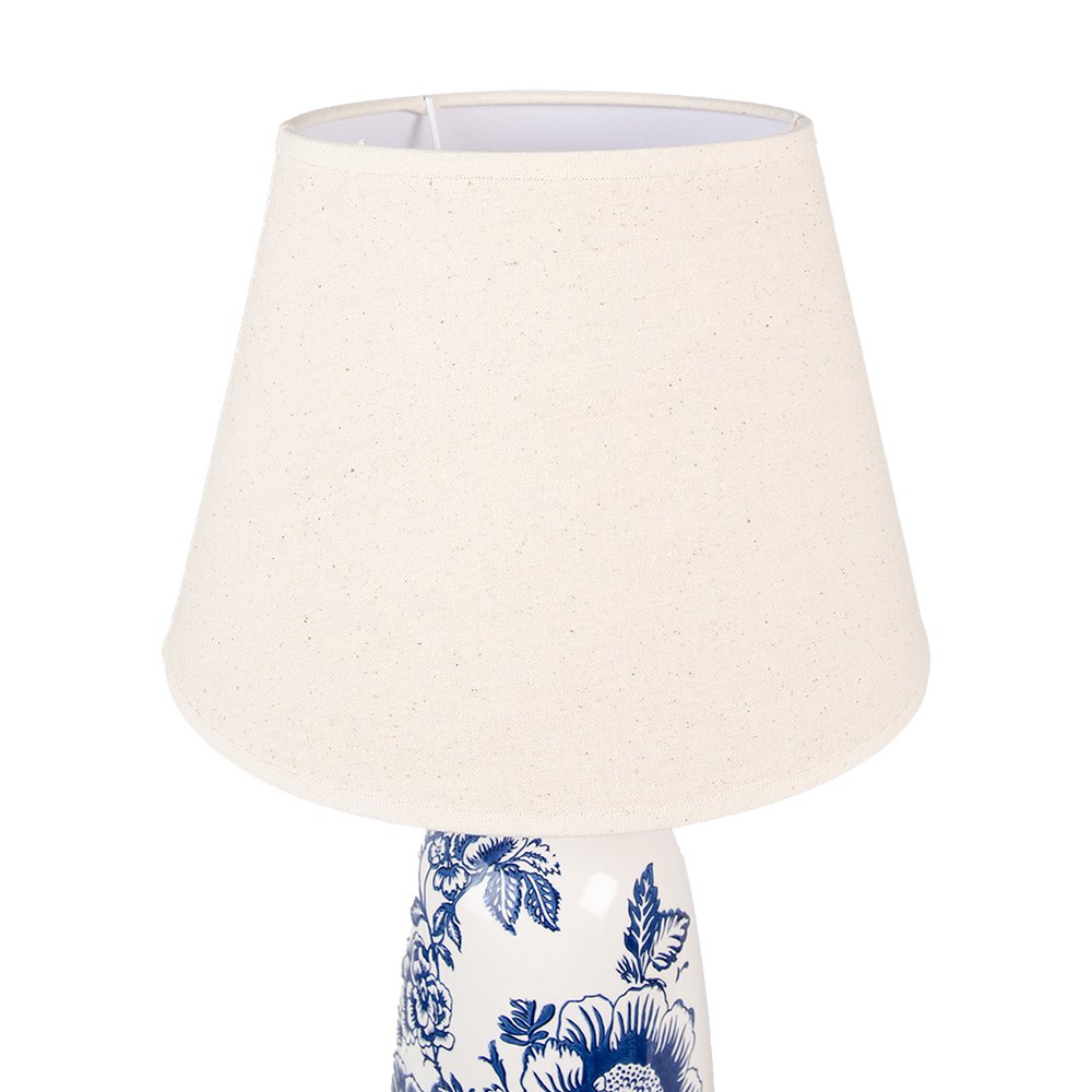 Keramieken tafellamp met Delftsblauwe bloemen en beige kap – landelijke stijl van Clayre & Eef.