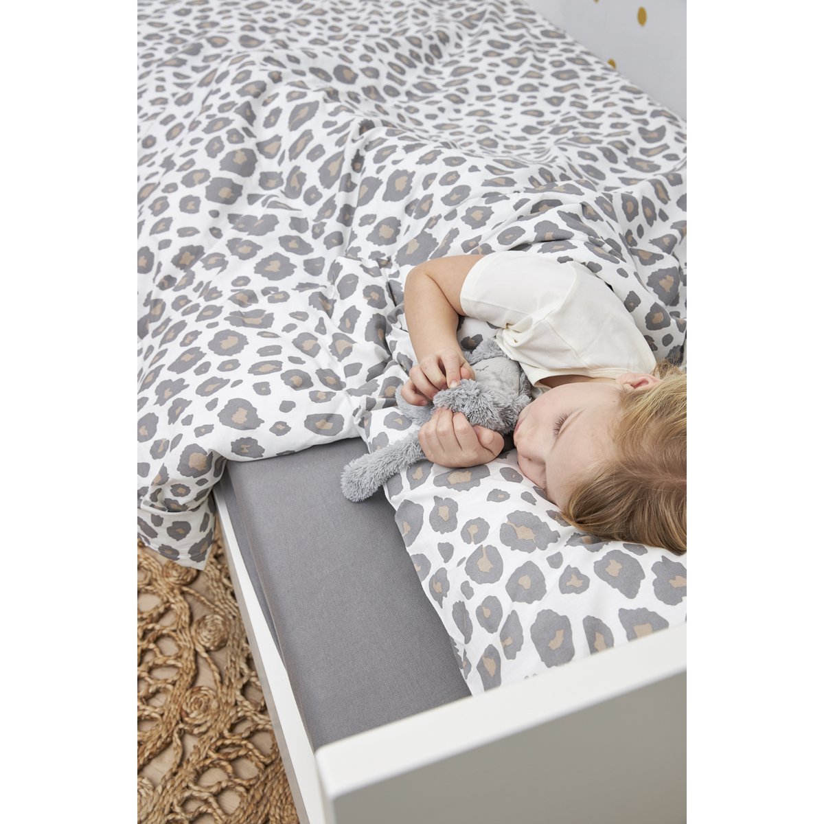 Meyco Baby panter dekbedovertrek met grijze accenten, geschikt voor peuterbed (100x135 cm).