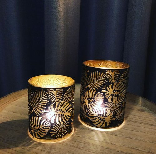 Theelichthouder Monstera L in zwart en goud, gemaakt van glas, 8,5x8,5x10 cm, voor een elegante en sfeervolle ambiance.