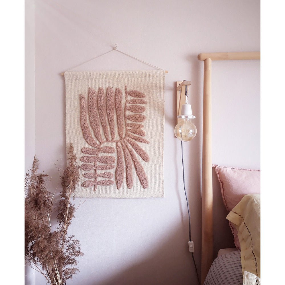 Wandkleed Minerva in nude en beige met bladmotief – bohemien muurdecoratie van wol.