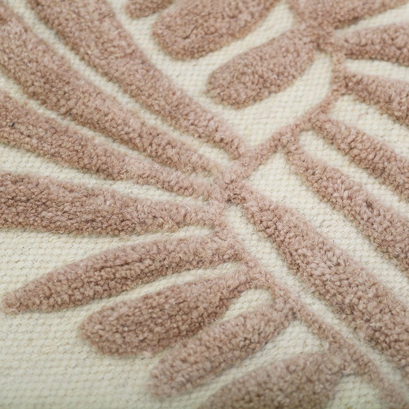 Wandkleed Minerva in nude en beige met bladmotief – bohemien muurdecoratie van wol.