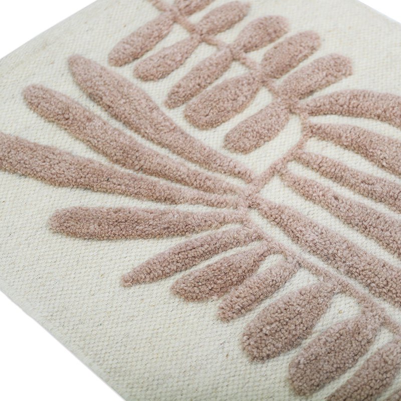 Wandkleed Minerva in nude en beige met bladmotief – bohemien muurdecoratie van wol.