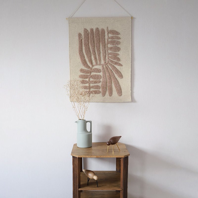 Wandkleed Minerva in nude en beige met bladmotief – bohemien muurdecoratie van wol.