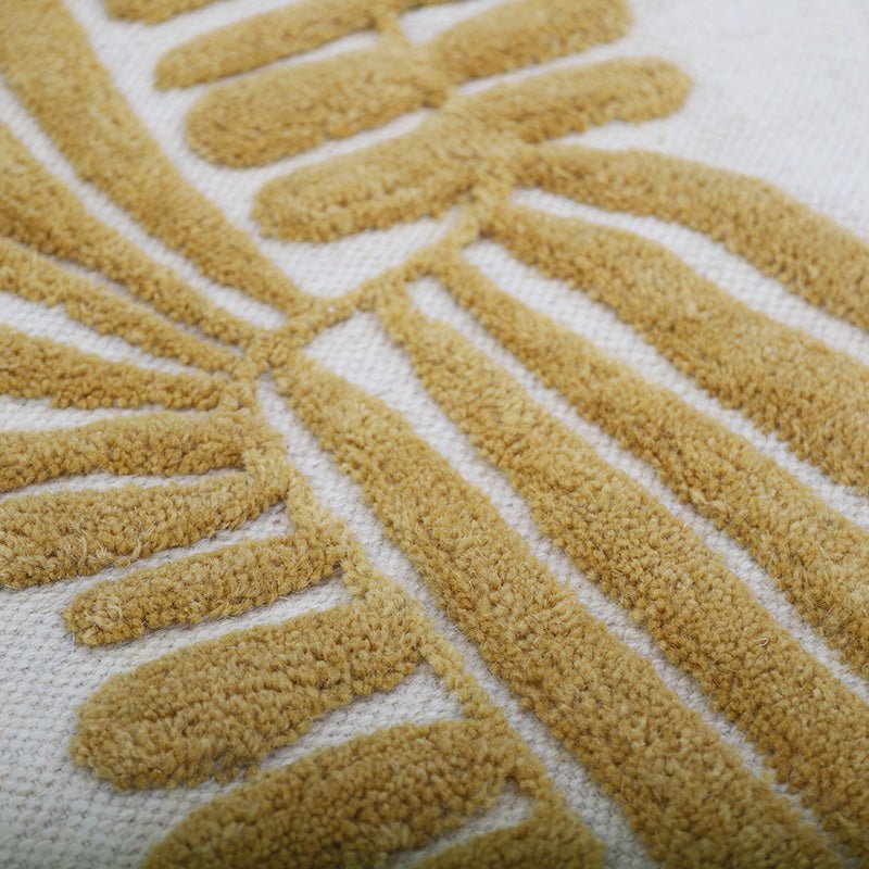 Wandkleed Minerva in okergeel en beige met bladmotief – bohemien muurdecoratie van wol.