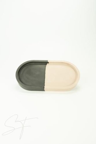 Oval Tray Warschau van Studio Sixty Four in donkergrijs en beige.