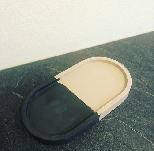 Oval Tray Warschau van Studio Sixty Four in donkergrijs en beige.