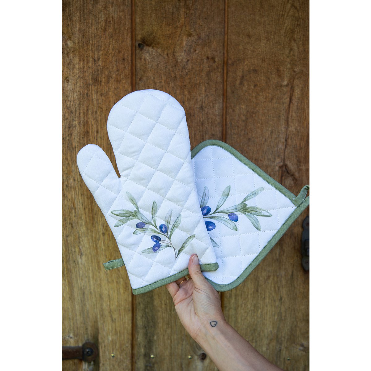 Clayre & Eef ovenwant met olijven en groene bladeren, katoenen ovenhandschoen in landelijke stijl, wit met groene rand.