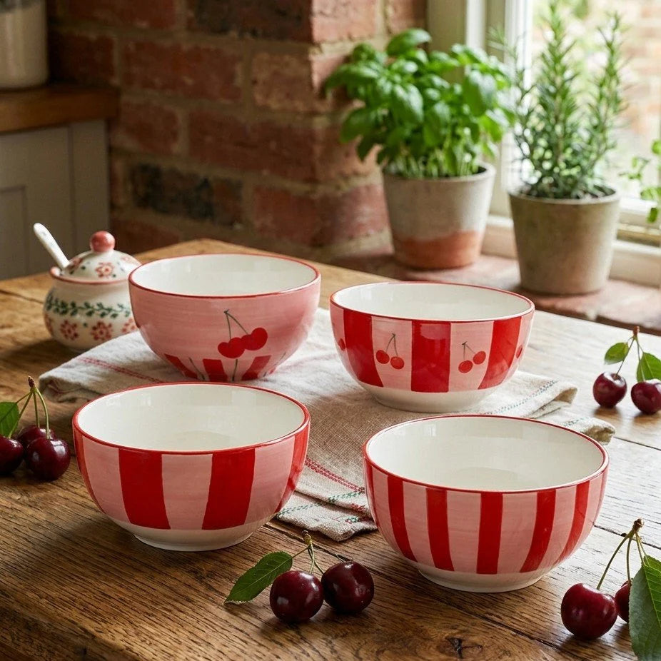 Sfeerimpressie van de vier kersenkommen op een houten tafel, passend bij een landelijke tafelsetting.