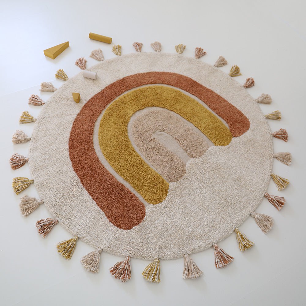 Rond vloerkleed met regenboog in beige, geel en bruin – ideaal voor kinderkamer of babykamer