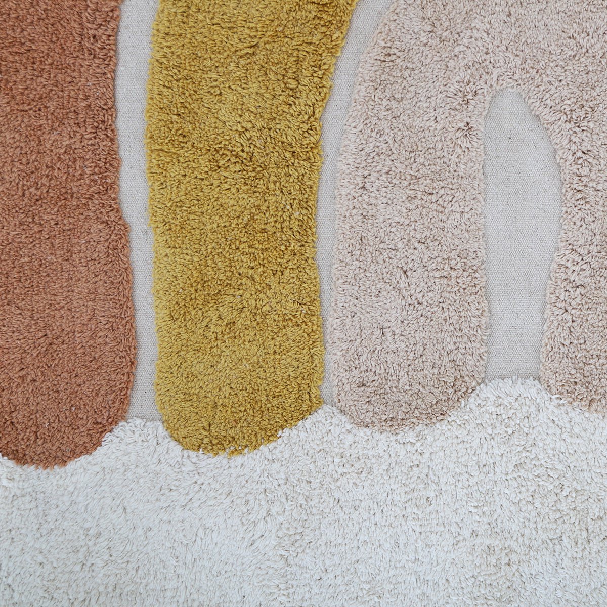 Rond vloerkleed met regenboog in beige, geel en bruin – ideaal voor kinderkamer of babykamer