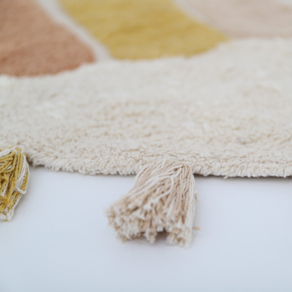 Rond vloerkleed met regenboog in beige, geel en bruin – ideaal voor kinderkamer of babykamer