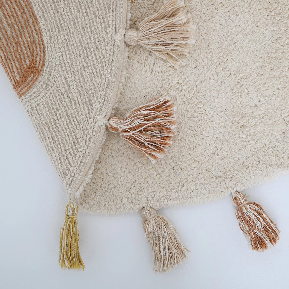 Rond vloerkleed met regenboog in beige, geel en bruin – ideaal voor kinderkamer of babykamer