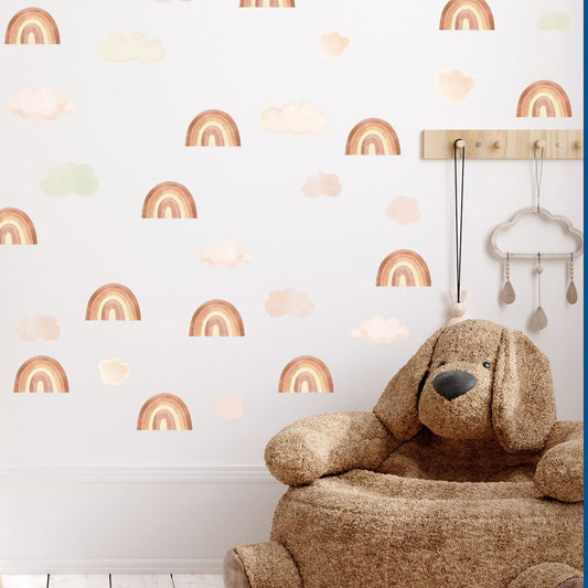 Muurstickers regenboog en wolken in beige pasteltinten voor kinderkamer en babykamer.