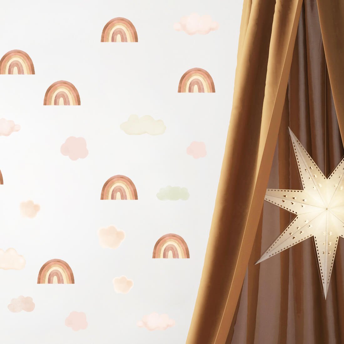 Muurstickers regenboog en wolken in beige pasteltinten voor kinderkamer en babykamer.