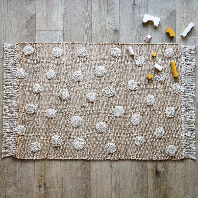 Gevlochten vloerkleed van jute met katoenen stippen en franjes – ideaal voor kinderkamer of babykamer