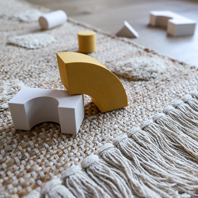 Gevlochten vloerkleed van jute met katoenen stippen en franjes – ideaal voor kinderkamer of babykamer