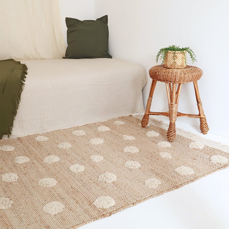 Gevlochten vloerkleed van jute met katoenen stippen en franjes – ideaal voor kinderkamer of babykamer