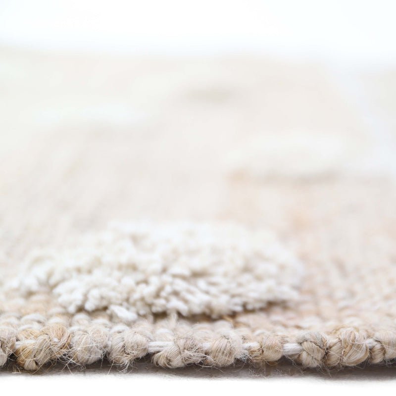 Gevlochten vloerkleed van jute met katoenen stippen en franjes – ideaal voor kinderkamer of babykamer