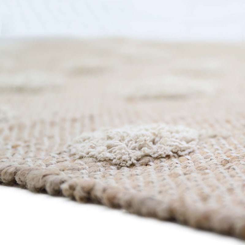 Gevlochten vloerkleed van jute met katoenen stippen en franjes – ideaal voor kinderkamer of babykamer