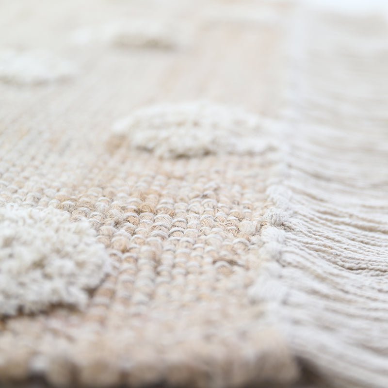 Gevlochten vloerkleed van jute met katoenen stippen en franjes – ideaal voor kinderkamer of babykamer