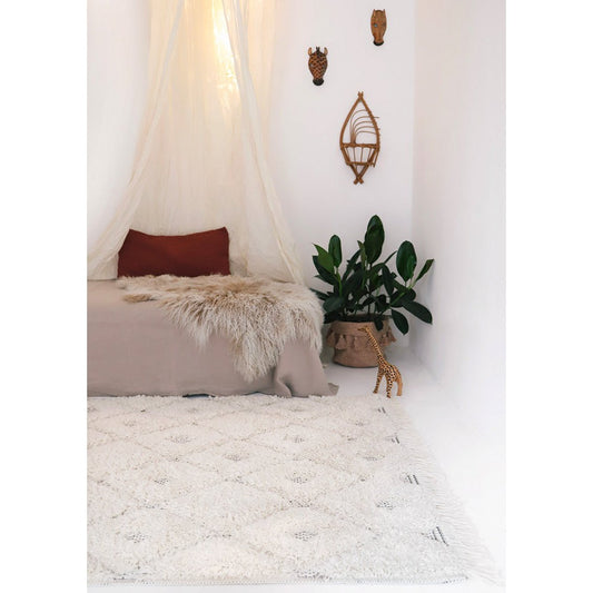 Hoogpolig Homy Bohemian vloerkleed in witte en beige tinten, perfect voor kinderkamers, slaapkamers en bohemian interieurs.