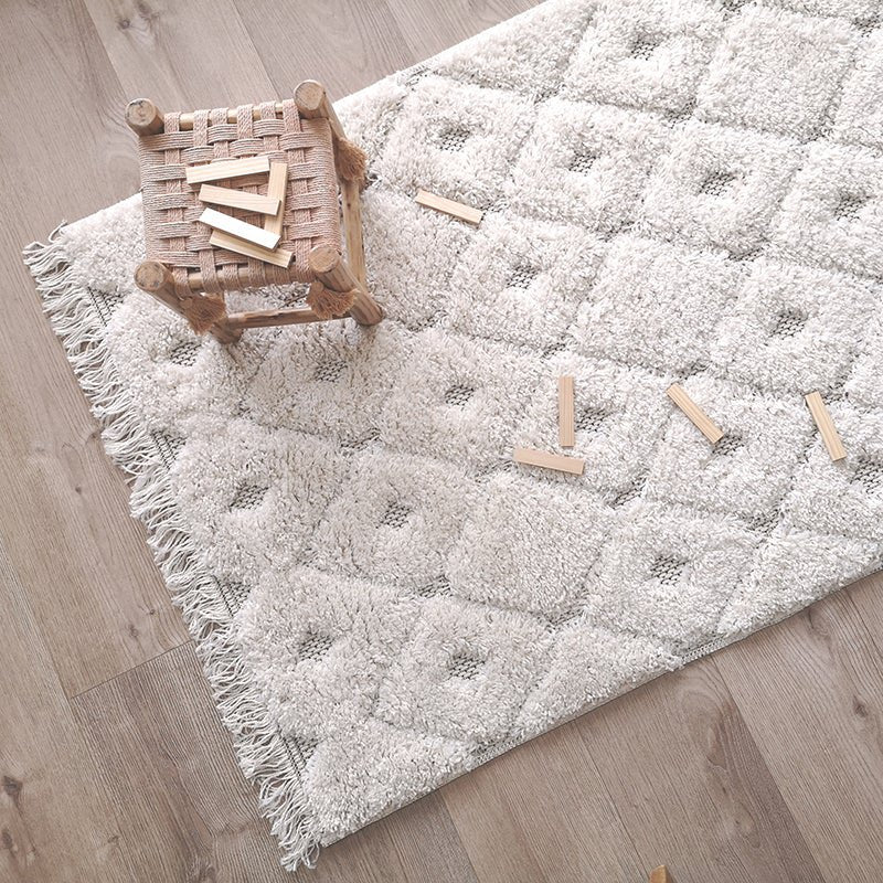 Hoogpolig Homy Bohemian vloerkleed in witte en beige tinten, perfect voor kinderkamers, slaapkamers en bohemian interieurs.