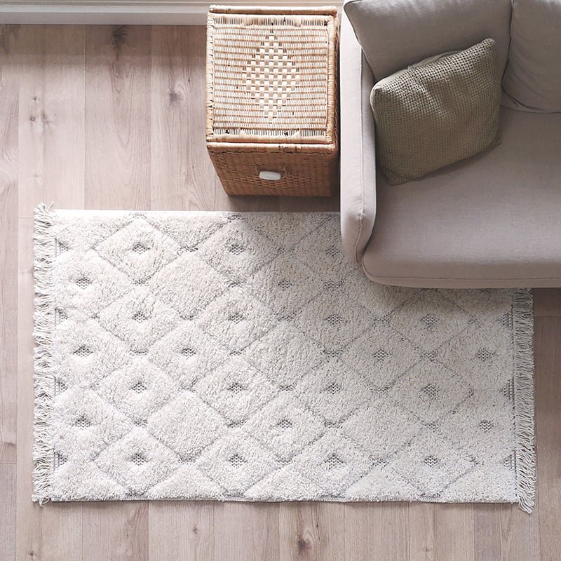 Hoogpolig Homy Bohemian vloerkleed in witte en beige tinten, perfect voor kinderkamers, slaapkamers en bohemian interieurs.