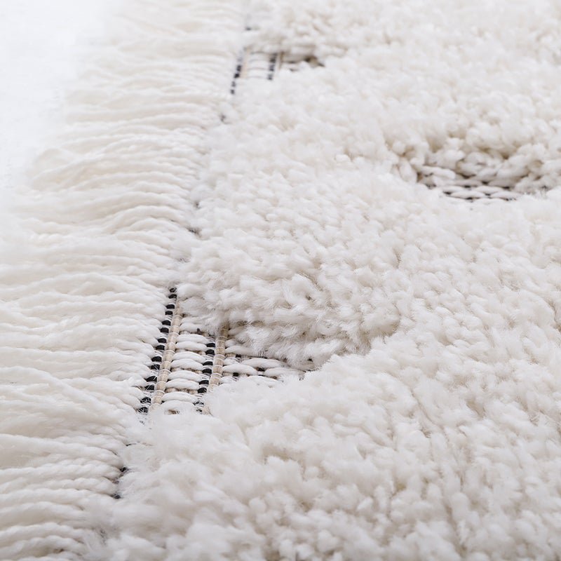 Hoogpolig Homy Bohemian vloerkleed in witte en beige tinten, perfect voor kinderkamers, slaapkamers en bohemian interieurs.