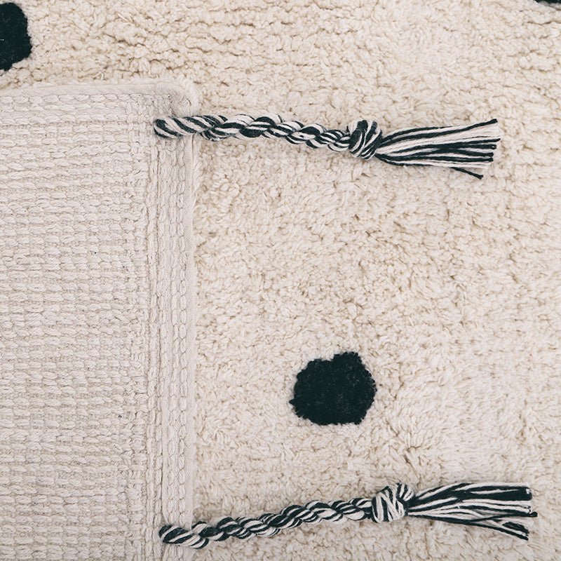 Vloerkleed Nümi met zwarte stippen, kinderkamer vloerkleed van katoen in Scandinavische stijl met franjes.
