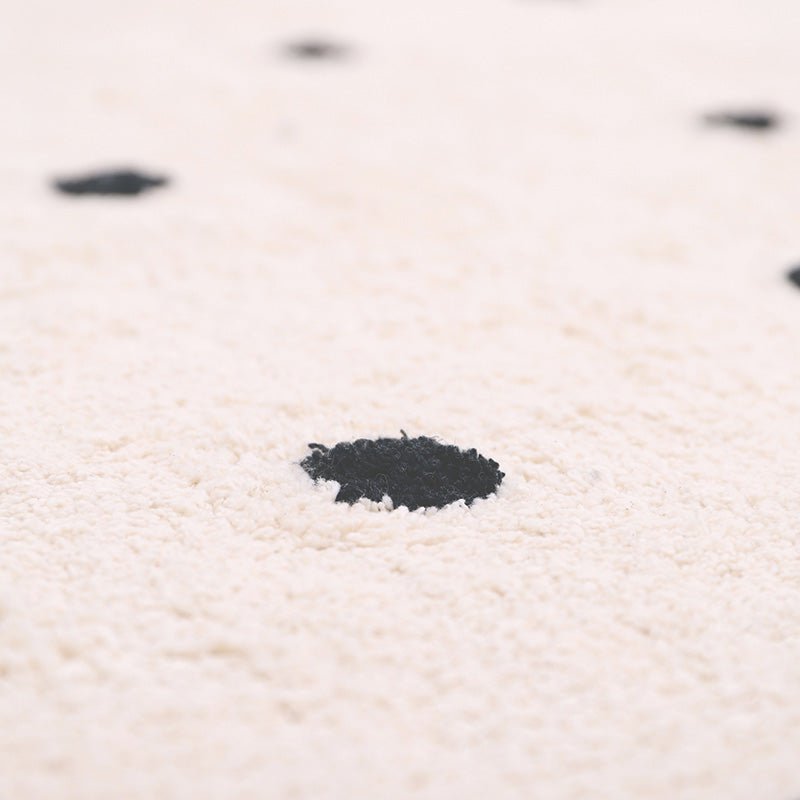 Vloerkleed Nümi met zwarte stippen, kinderkamer vloerkleed van katoen in Scandinavische stijl met franjes.