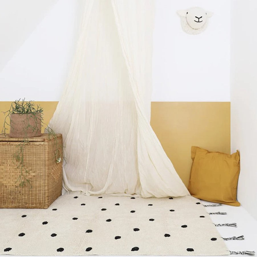 Vloerkleed Nümi met zwarte stippen, kinderkamer vloerkleed van katoen in Scandinavische stijl met franjes.