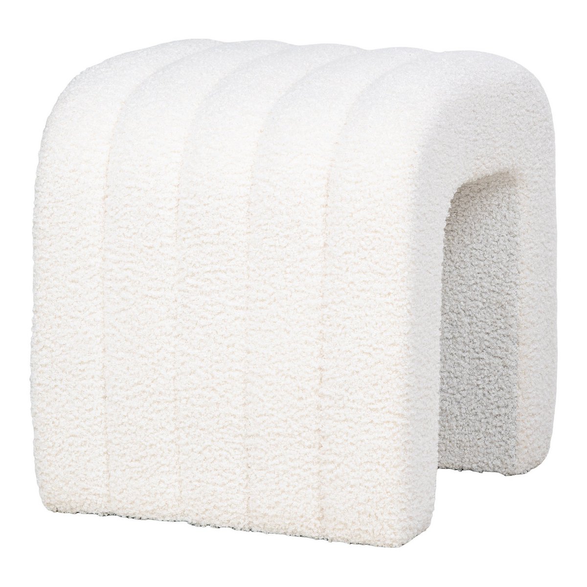Witte design poef van teddy bouclé met gebogen vorm, geschikt als voetenbankje, bijzettafel of extra zitplek.