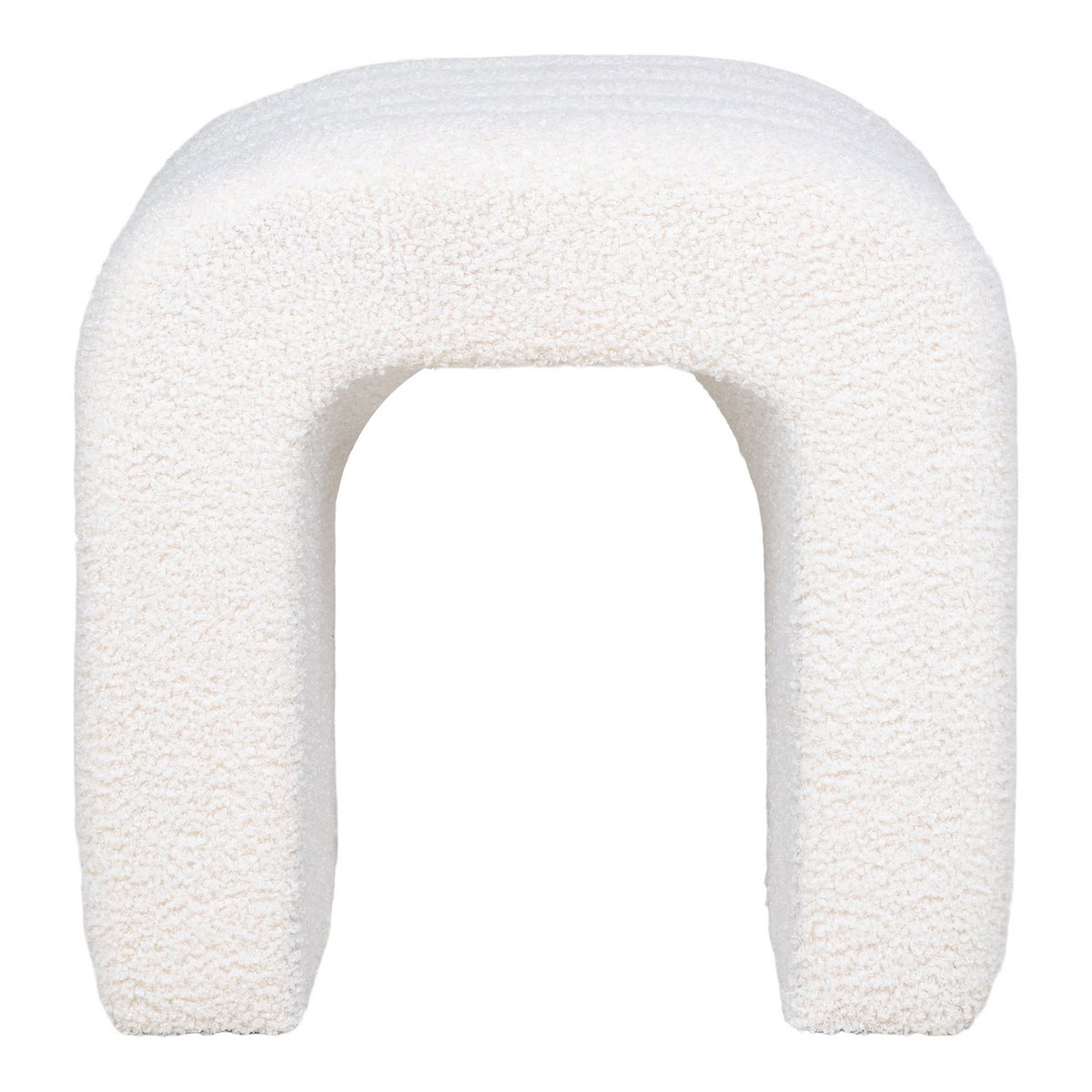 Witte design poef van teddy bouclé met gebogen vorm, geschikt als voetenbankje, bijzettafel of extra zitplek.