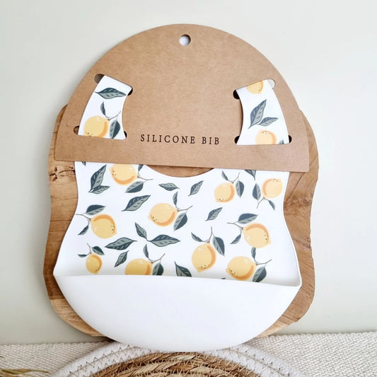 Witte siliconen slabber met citroenenprint voor baby’s en peuters tijdens eten